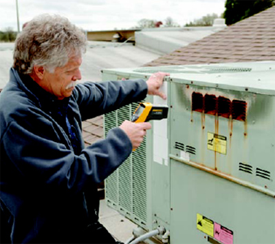 使用紅外測(cè)溫儀測(cè)量屋頂制冷系統(tǒng)。 