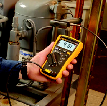 使用DMM和管鉗式探頭測(cè)量液態(tài)管溫度。